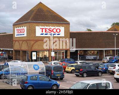 Sheerness, Kent, Großbritannien. November 2021. Tesco ist es gelungen, ein neues Aldi-Geschäft auf der Isle of Sheppey in Kent zu blockieren/zu verzögern. Beide Supermärkte haben Geschäfte in Sheerness in unmittelbarer Nähe, aber Aldi wollte seine Sheerness-Filiale schließen und in Queenborough ein neues, moderneres und größeres Geschäft bauen. Trotz der Genehmigung von Aldi und des Bauvorhabens hat Tesco nun die ursprüngliche Genehmigung von Aldi über Judicial Review gestrichen. Im Bild: Tesco Sheerness Superstore. Kredit: James Bell/Alamy Live Nachrichten Stockfoto