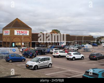 Sheerness, Kent, Großbritannien. November 2021. Tesco ist es gelungen, ein neues Aldi-Geschäft auf der Isle of Sheppey in Kent zu blockieren/zu verzögern. Beide Supermärkte haben Geschäfte in Sheerness in unmittelbarer Nähe, aber Aldi wollte seine Sheerness-Filiale schließen und in Queenborough ein neues, moderneres und größeres Geschäft bauen. Trotz der Genehmigung von Aldi und des Bauvorhabens hat Tesco nun die ursprüngliche Genehmigung von Aldi über Judicial Review gestrichen. Im Bild: Tesco Sheerness Superstore. Kredit: James Bell/Alamy Live Nachrichten Stockfoto