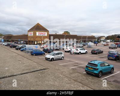 Sheerness, Kent, Großbritannien. November 2021. Tesco ist es gelungen, ein neues Aldi-Geschäft auf der Isle of Sheppey in Kent zu blockieren/zu verzögern. Beide Supermärkte haben Geschäfte in Sheerness in unmittelbarer Nähe, aber Aldi wollte seine Sheerness-Filiale schließen und in Queenborough ein neues, moderneres und größeres Geschäft bauen. Trotz der Genehmigung von Aldi und des Bauvorhabens hat Tesco nun die ursprüngliche Genehmigung von Aldi über Judicial Review gestrichen. Im Bild: Tesco Sheerness Superstore. Kredit: James Bell/Alamy Live Nachrichten Stockfoto