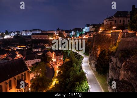 Nachtansicht vom Chemin de la Corniche über die Rue Sosthène Weis in der Stadt Luxemburg. Stockfoto