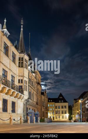 LUXEMBURG-STADT, LUXEMBURG - 19 2021. SEPTEMBER: Nachtansicht der Vorderseite des Großherzoglichen Palastes mit bewölktem Himmel und fast Vollmond Stockfoto