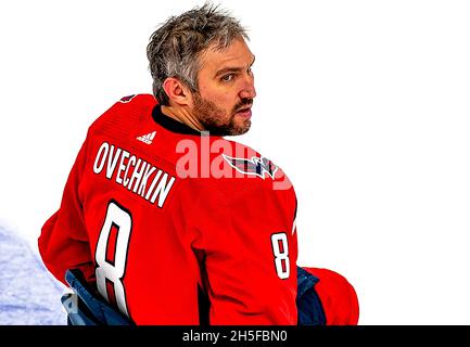 WASHINGTON, DC - 08. NOVEMBER: Washington Capitals Left Wing Alex Ovechkin (8) vor einem NHL-Spiel zwischen den Washington Capitals und dem Buffalo Saber Stockfoto