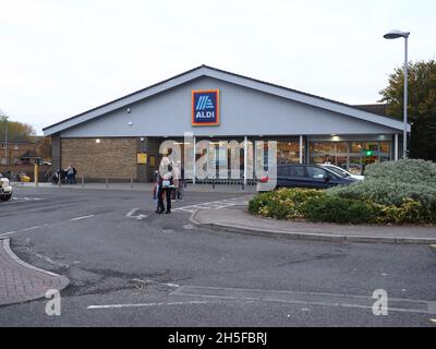 Sheerness, Kent, Großbritannien. November 2021. Tesco ist es gelungen, ein neues Aldi-Geschäft auf der Isle of Sheppey in Kent zu blockieren/zu verzögern. Beide Supermärkte haben Geschäfte in Sheerness in unmittelbarer Nähe, aber Aldi wollte seine Sheerness-Filiale schließen und in Queenborough ein neues, moderneres und größeres Geschäft bauen. Trotz der Genehmigung von Aldi und des Bauvorhabens hat Tesco nun die ursprüngliche Genehmigung von Aldi über Judicial Review gestrichen. Im Bild: Aldis bestehendes Geschäft in Sheerness, das Aldi schließen/verkaufen möchte. Kredit: James Bell/Alamy Live Nachrichten Stockfoto