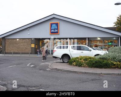 Sheerness, Kent, Großbritannien. November 2021. Tesco ist es gelungen, ein neues Aldi-Geschäft auf der Isle of Sheppey in Kent zu blockieren/zu verzögern. Beide Supermärkte haben Geschäfte in Sheerness in unmittelbarer Nähe, aber Aldi wollte seine Sheerness-Filiale schließen und in Queenborough ein neues, moderneres und größeres Geschäft bauen. Trotz der Genehmigung von Aldi und des Bauvorhabens hat Tesco nun die ursprüngliche Genehmigung von Aldi über Judicial Review gestrichen. Im Bild: Aldis bestehendes Geschäft in Sheerness, das Aldi schließen/verkaufen möchte. Kredit: James Bell/Alamy Live Nachrichten Stockfoto