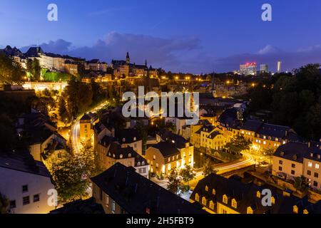 Nachtansicht über den Grund-Bezirk in der Stadt Luxemburg mit der Felswand und der Alzette. Stockfoto