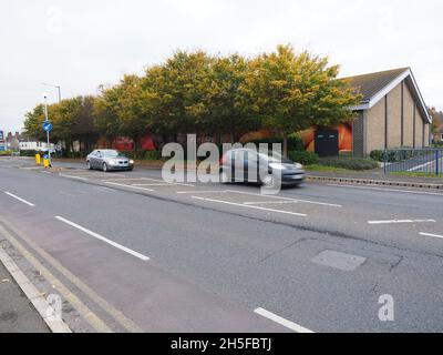 Sheerness, Kent, Großbritannien. November 2021. Tesco ist es gelungen, ein neues Aldi-Geschäft auf der Isle of Sheppey in Kent zu blockieren/zu verzögern. Beide Supermärkte haben Geschäfte in Sheerness in unmittelbarer Nähe, aber Aldi wollte seine Sheerness-Filiale schließen und in Queenborough ein neues, moderneres und größeres Geschäft bauen. Trotz der Genehmigung von Aldi und des Bauvorhabens hat Tesco nun die ursprüngliche Genehmigung von Aldi über Judicial Review gestrichen. Im Bild: Aldis bestehendes Geschäft in Sheerness, das Aldi schließen/verkaufen möchte. Kredit: James Bell/Alamy Live Nachrichten Stockfoto