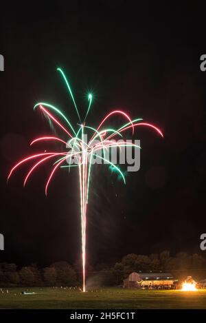 Lagerfeuernacht und Feuerwerk auf der Gemeinschaftswiese in der kleinen walisischen Stadt Presteigne, Powys, Wales, Großbritannien Stockfoto