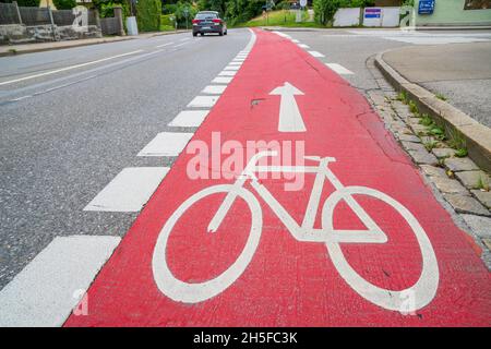 Radweg mit roter Farbe auf der Straße Stockfoto