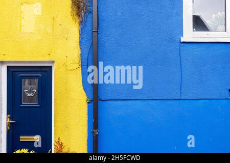 Detail von bunt bemalten Hausfronten in Kinsale, County Cork, Irland Stockfoto