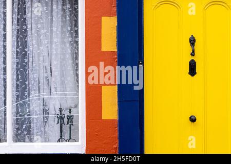 Detail von bunt bemalten Hausfronten in Kinsale, County Cork, Irland Stockfoto