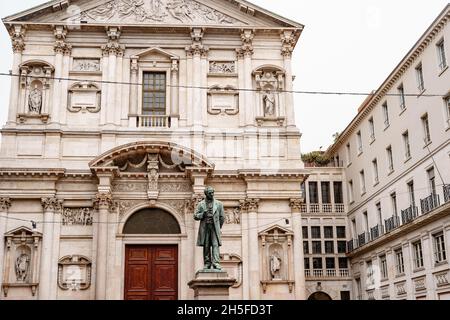 Statue vor dem Eingang zur Kirche von San Fedele. Mailand, Italien Stockfoto