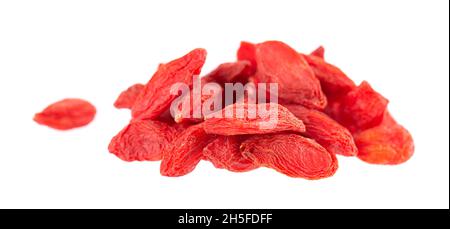 Chinesische Wolfbeeren isoliert auf weißem Hintergrund. Haufen getrockneter Goji-Beere. Stockfoto