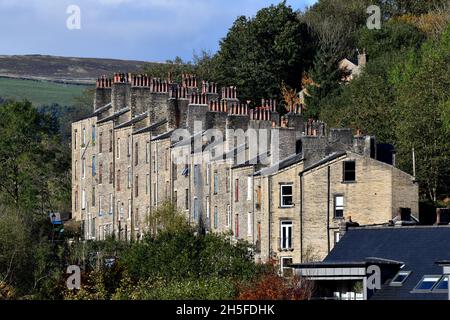 Reihenhäuser in Hebden Bridge im Upper Calder Valley in West Yorkshire, England, UK. Luftaufnahme Stockfoto