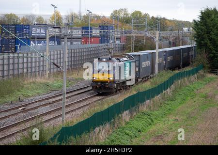 Direkte Bahnverbindung der Klasse 88 - 88006 mit Abfahrt von DIRFT nach Mossend Stockfoto