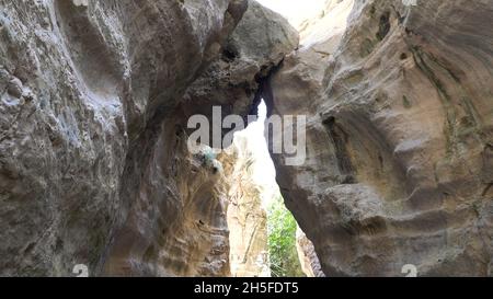 Schlucht des Berges an einem Sommertag. Reise ins Hochland. Abenteuer, Erholung, Urlaub. Stockfoto