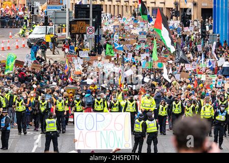 Freitags für zukünftige Klimaproteste marschieren während der UN-Klimakonferenz COP26, Glasgow, Schottland, Großbritannien Stockfoto