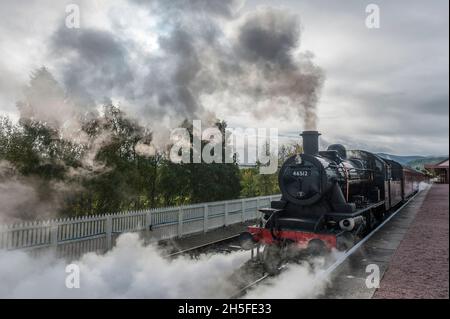 Schottland . . Die Strathspey Steam Railway ist eine der Hauptattraktionen im Cairngorms National Park.die Aviemore Steam Train, 46512 steht kurz vor der Abfahrt von Avievor Stockfoto