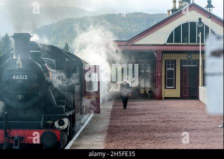 Schottland . . Die Strathspey Steam Railway ist eine der Hauptattraktionen im Cairngorms National Park.die Aviemore Steam Train, 46512 steht kurz vor der Abfahrt von Avievor Stockfoto