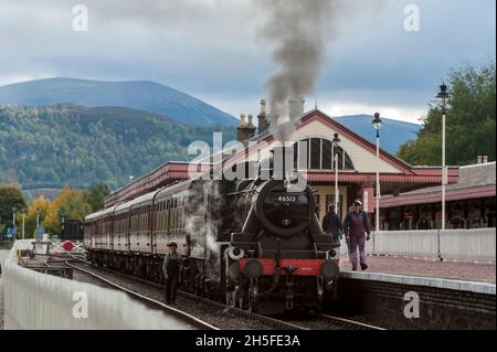 Schottland . . Die Strathspey Steam Railway ist eine der Hauptattraktionen im Cairngorms National Park.die Aviemore Steam Train, 46512 steht kurz vor der Abfahrt von Avievor Stockfoto