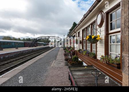 Schottland . . Die Strathspey Steam Railway ist eine der Hauptattraktionen im Cairngorms National Park. Boot vom Bahnhof Garton. Erster Halt auf der lin Stockfoto