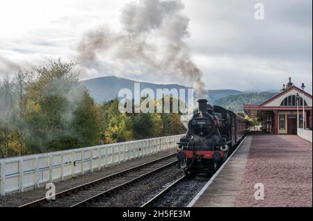 Schottland . . Die Strathspey Steam Railway ist eine der Hauptattraktionen im Cairngorms National Park.die Aviemore Steam Train, 46512 steht kurz vor der Abfahrt von Avievor Stockfoto