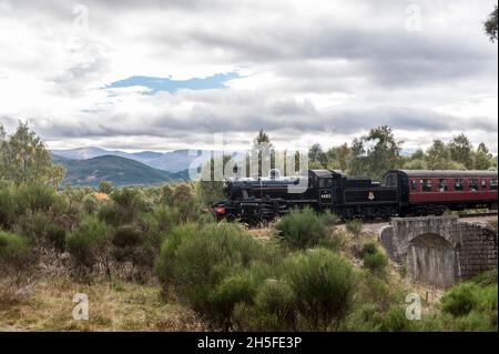 Schottland . . Die Strathspey Steam Railway ist eine der Hauptattraktionen im Cairngorms National Park.die Aviemore Steam Train, auf dem Weg zum Boat of Garton Stockfoto