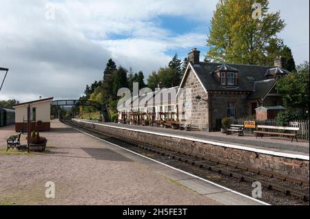 Schottland . . Die Strathspey Steam Railway ist eine der Hauptattraktionen im Cairngorms National Park. Boot vom Bahnhof Garton. Erster Halt auf der lin Stockfoto