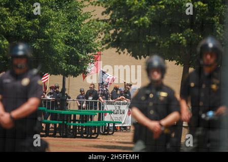 Mitglieder der Polizeiwache des KKK, die eine Kundgebung abhalten. Mitglieder des KKK kommen nach einer Polizeieskorte an. Hunderte von Gegen-Demonstranten, darunter die Nation of Islam, New Black Panthers und Huey Newton Gun Club, American Indian Movement und ANTIFA, versammelten sich in der Innenstadt von Dayton, Ohio, um gegen Mitglieder der ehrenwerten Heiligen Ritter zu protestieren - einer Ku Klux Klan-Gruppe aus Indiana. Es gab keine Verhaftungen und die Proteste endeten friedlich, als Hunderte von Polizisten arbeiteten, um die Veranstaltung friedlich zu halten und die Demonstranten voneinander getrennt wurden. Ein großer Teil der Innenstadt von Dayton wurde geschlossen, und der Platz des Gerichtsgebäudes, wo der KKK gath Stockfoto