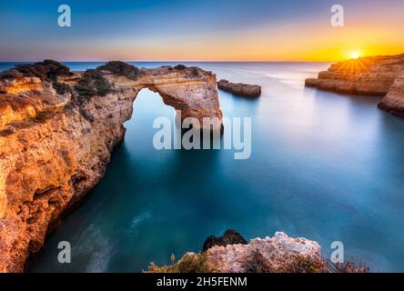 Praia de Albandeira ist ein wunderschöner Küstenabschnitt mit einem natürlichen Bogen an der Küste der portugiesischen Algarve. Stockfoto