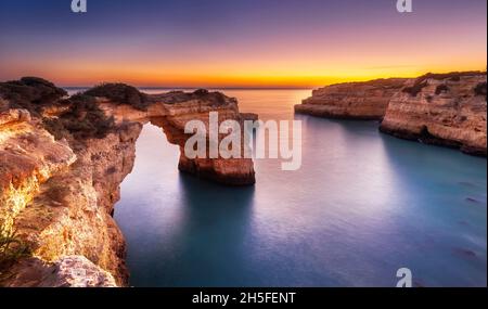 Praia de Albandeira ist ein wunderschöner Küstenabschnitt mit einem natürlichen Bogen an der Küste der portugiesischen Algarve. Stockfoto