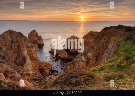 Ponta da Piedade ist eine Landzunge mit spektakulären und malerischen Felsformationen in der Nähe der Stadt Lagos an der Algarve in Portugal. Stockfoto