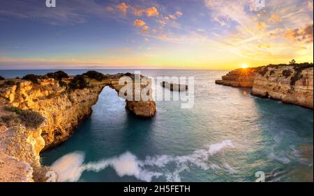 Praia de Albandeira ist ein wunderschöner Küstenabschnitt mit einem natürlichen Bogen an der Küste der portugiesischen Algarve. Stockfoto