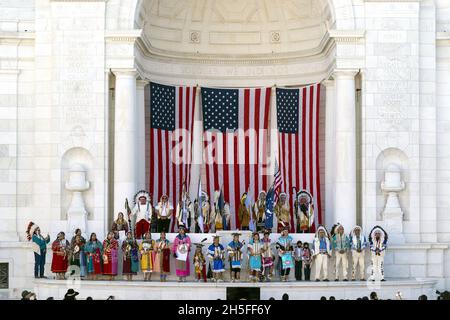 Arlington, Usa. November 2021. Mitglieder der Crow Nation treten am 9. November 2021 im Memorial Amphitheater während einer hundertjährigen Gedenkveranstaltung am Grab des unbekannten Soldaten auf dem Nationalfriedhof von Arlington in Arlington, Virginia, auf. Pool Foto von Alex Brandon/UPI Kredit: UPI/Alamy Live News Stockfoto