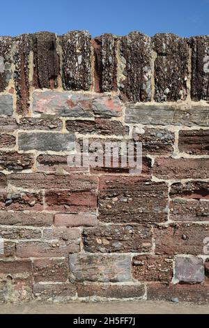 Verwitterte Steine in der Ufermauer von Torquay, South Devon. Stockfoto