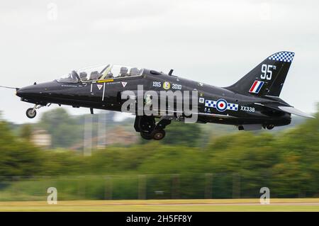 Royal Air Force BAE Hawk T.1 XX338 von 19 Squadron beim Royal International Air Tattoo 2010 in der 95. Jubiläumsmarkierung Stockfoto