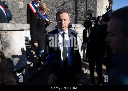 Nicolas Dupont-Aignan zornig auf eine Zeremonie am Grab von Charles de Gaulle im nordöstlichen französischen Dorf Colombey-les-Deux-Eglises am 9. November 2021 anlässlich des Todestages von General De Gaulle. Foto von Raphael Lafargue/ABACAPRESS.COM Stockfoto