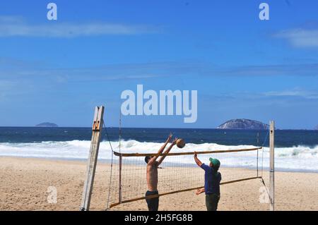 Volleyball am Strand von Ipanema, Rio de Janeiro? Brasilien Stockfoto