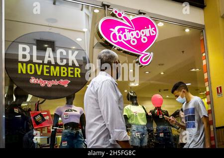 Osasco, Brasilien. November 2021. Da die Umsätze voraussichtlich steigen werden, bereiten sich die Einzelhändler auf den Black Friday 2021 vor, der am 26. Dieses Monats stattfinden wird. Auf dem Foto, Geschäfte in der zentralen Region der Stadt Osasco im Großraum São Paulo, an diesem Dienstag Nachmittag (9.). Kredit: Aloisio Mauricio/FotoArena/Alamy Live Nachrichten Stockfoto