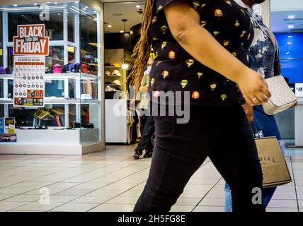 Osasco, Brasilien. November 2021. Da die Umsätze voraussichtlich steigen werden, bereiten sich die Einzelhändler auf den Black Friday 2021 vor, der am 26. Dieses Monats stattfinden wird. Auf dem Foto, Geschäfte in der zentralen Region der Stadt Osasco im Großraum São Paulo, an diesem Dienstag Nachmittag (9.). Kredit: Aloisio Mauricio/FotoArena/Alamy Live Nachrichten Stockfoto