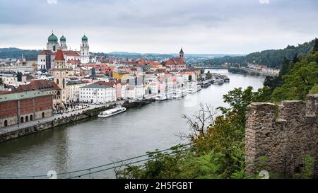 Blick auf die Donau und Passau am 28.09.2021. *** Ortsüberschrift *** Altstadt, Bayern, Dom, Donau, Fluss, Stadt, Kai, Kathedrale, Kirche, Stockfoto