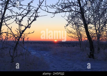 Weitwinkelansicht einer verschneiten Landschaft bei Sonnenaufgang Stockfoto