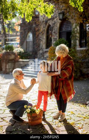 Großeltern genießen gute Zeit mit ihrer niedlichen kleinen Enkelin Stockfoto