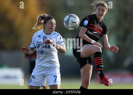 Vismara-Stadion, Mailand, Italien, 07. November 2021, Christy Grimshaw (AC Mailand) und Cecilia Prugna (Empoli Ladies) kämpfen während des AC Mailand um den Ball Stockfoto