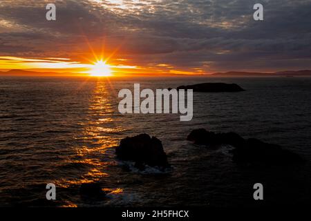 WA19748-00...WASHINGTON - Sonnenuntergang über den San Juan Inseln und der Roserio Straße von Roserio Head im Deception Pass State Park. Stockfoto