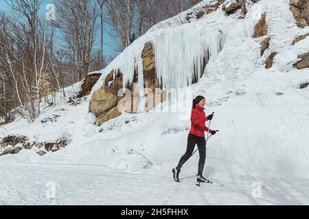 Skilanglauf im klassischen Stil Nordic Skiing. Frau im Winter lächelnd glücklich, Spaß Winteraktivitäten im Schnee auf Langlaufski in Stockfoto