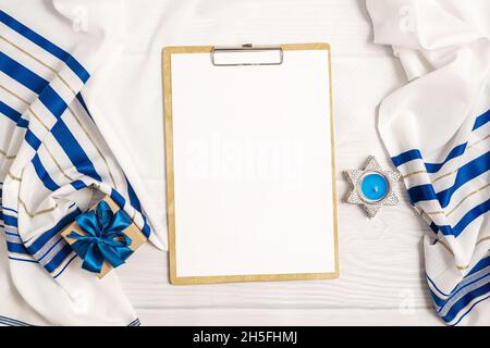 Jüdischer Feiertag Hanukkah Konzept mit Clipboard-Modell Stockfoto