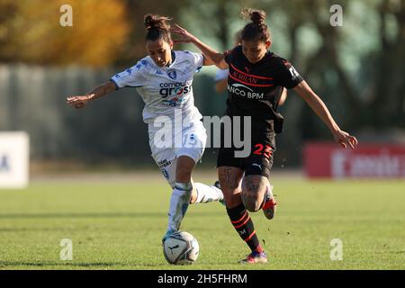 Vismara-Stadion, Mailand, Italien, 07. November 2021, Elisabetta Olivero (Empoli Ladies) und Miriam Longo (AC Mailand) kämpfen während des AC Mailand um den Ball Stockfoto