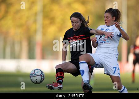 Vismara-Stadion, Mailand, Italien, 07. November 2021, Christy Grimshaw (AC Mailand) und Cecilia Prugna (Empoli Ladies) kämpfen während des AC Mailand um den Ball Stockfoto