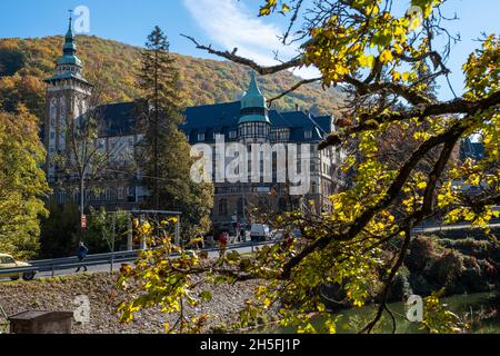 Blick auf das Palace Hotel im Herbst, Lillafüred, Ungarn Stockfoto