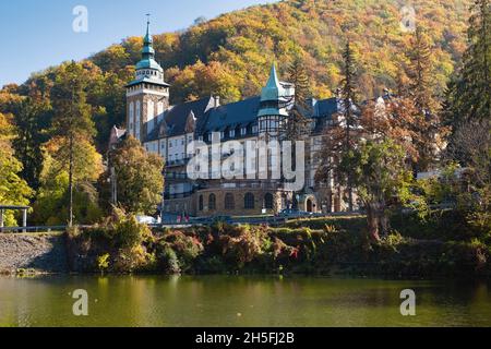 Blick auf das Palace Hotel im Herbst, Lillafüred, Ungarn Stockfoto